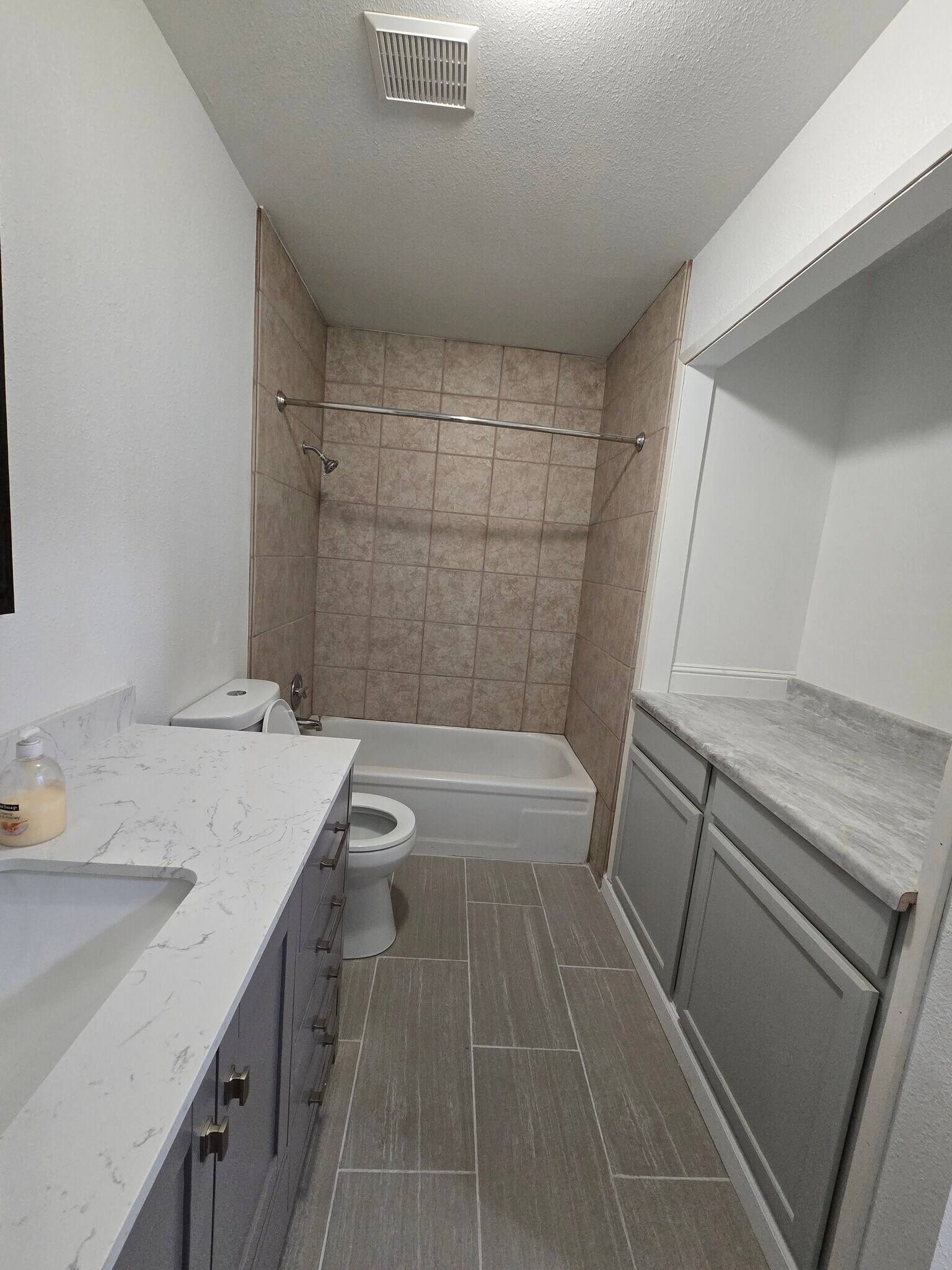 Main bathroom - 144 W Alexander Ave