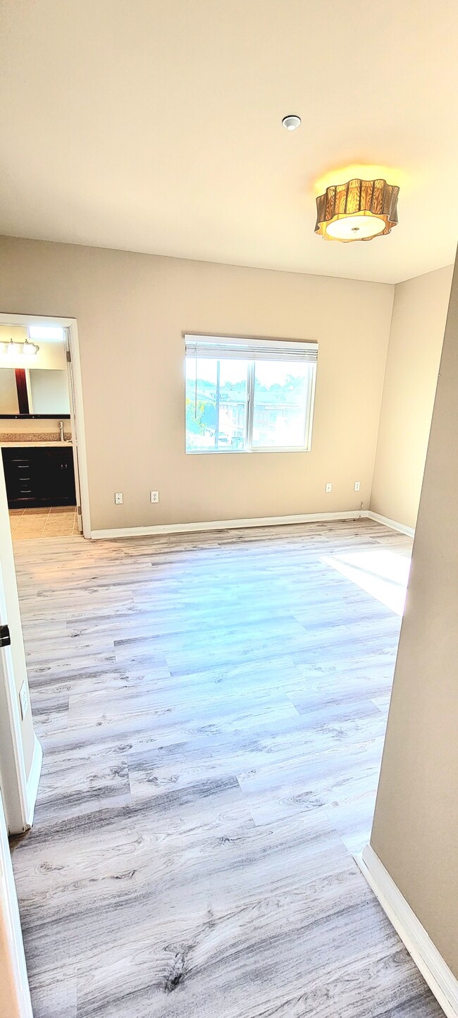 Master bedroom with private master bathroom - 9254 Elm Vista Dr