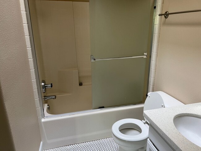 Building Photo - 2 Bed, 2 1/2 Bath townhome close to the Ri...