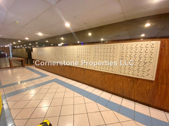 Building Photo - 400 Hobron Ln