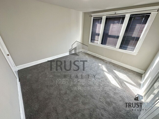 Building Photo - 805 Lindley Ave