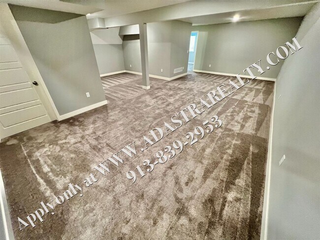 Building Photo - Beautiful Like New 4 Bed 4 Bath Home in Overland Park-Available NOW!!