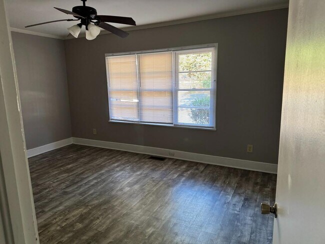 Building Photo - 121 Woodland Cir