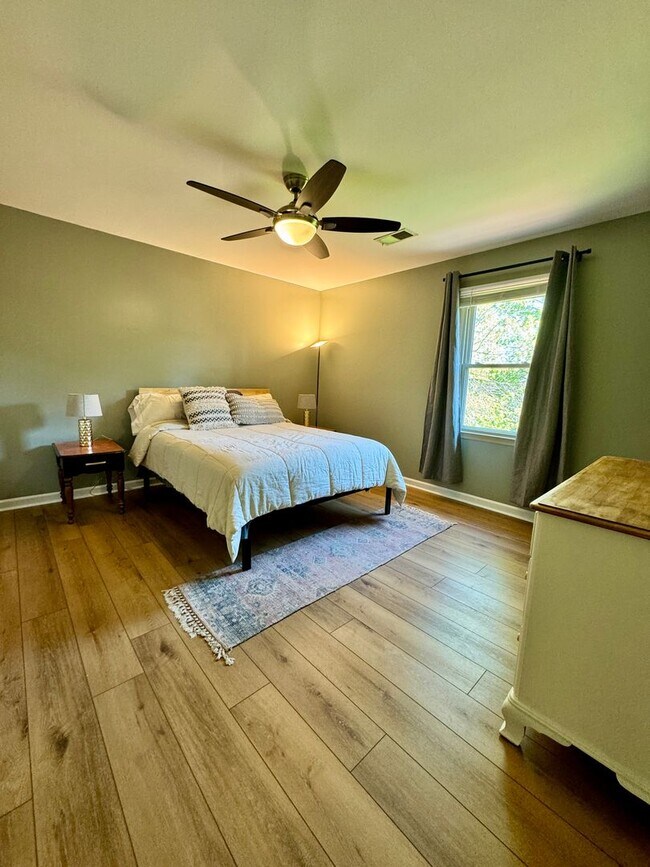 Building Photo - 4 Bedrooms with Finished Basement and Bonus Room!