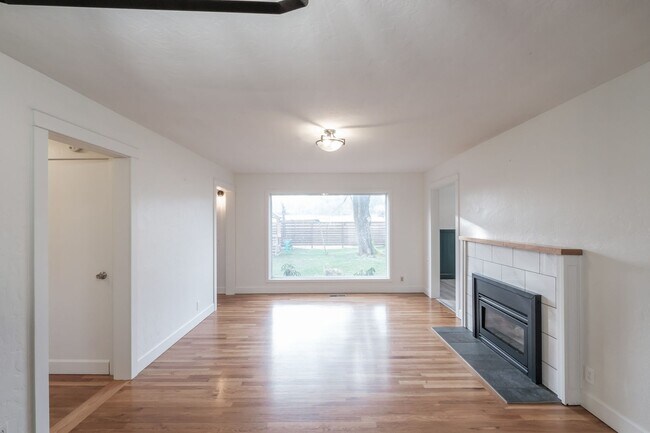 Building Photo - Charming 3-Bed 2 Bath Home with Spectacula...