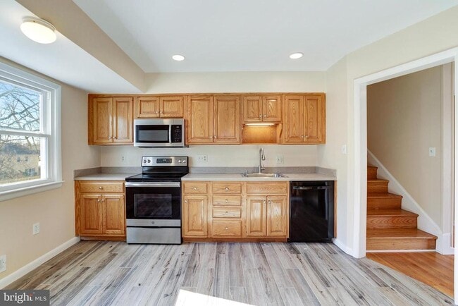 Building Photo - 1013 Westbriar Dr NE