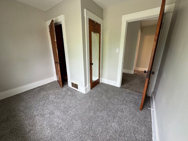 Building Photo - Newly updated 3 bd single fam house ( NO VOUCHERS)