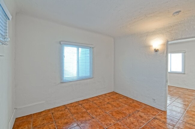 Building Photo - 3809 Crest Dr