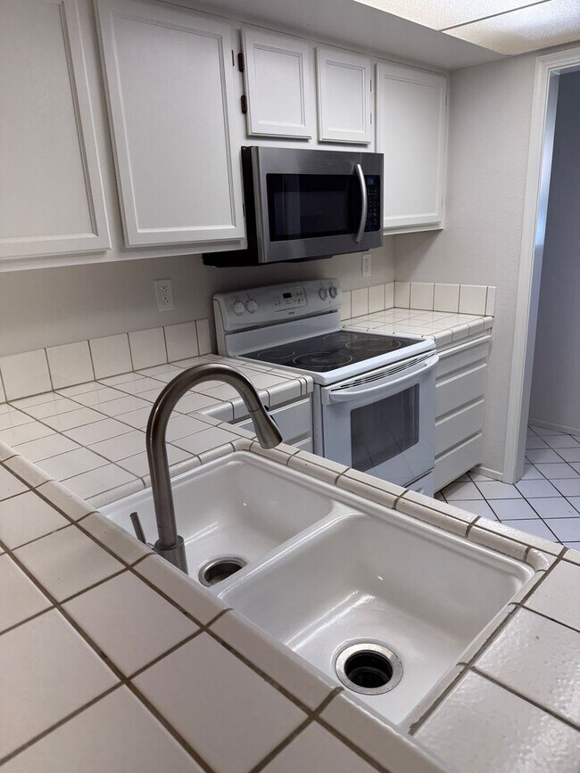 Building Photo - SPACIOUS 1 BEDROOM, 1.5 BATHROOM TOWNHOME IN SAN JOSE. MUST SEE!!!