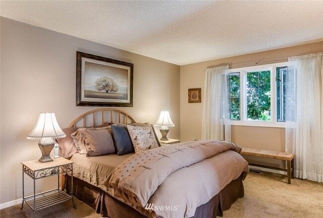 Building Photo - 3 bedroom 2.5 bathroom single family house...