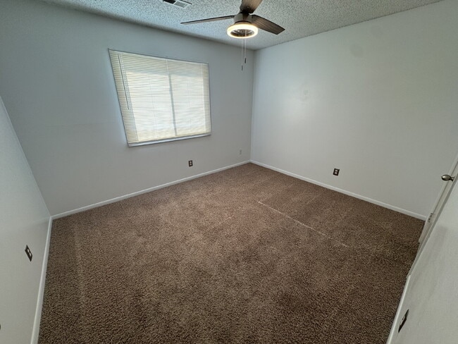 Building Photo - Gorgeous, 1 bedroom apartment with in-unit laundry, a fireplace, river and walking path.