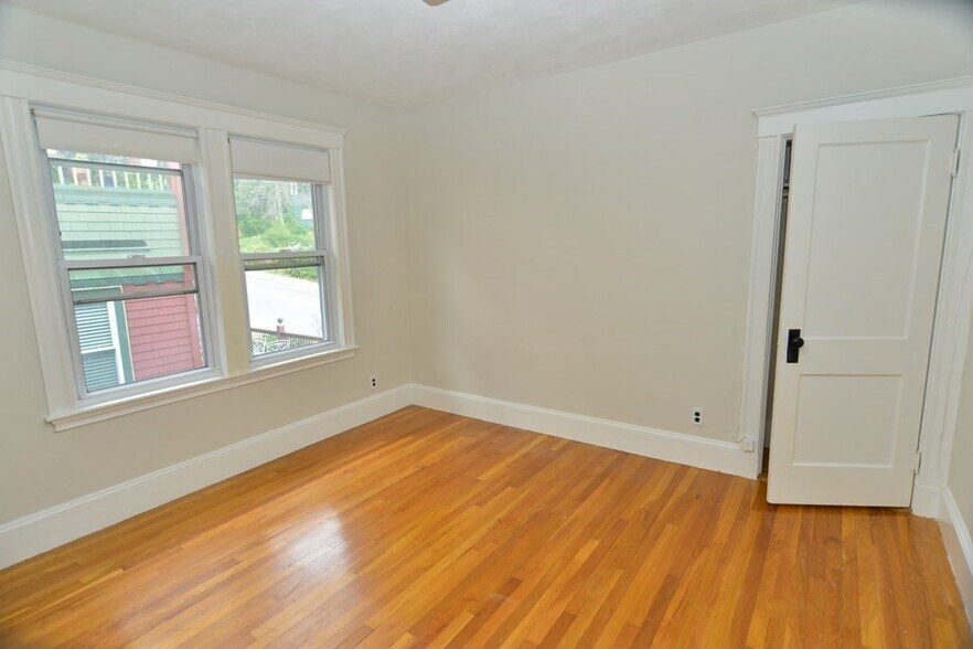 Building Photo - 92 Rockview St