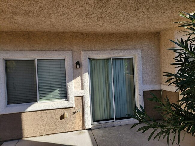 Building Photo - 3 Bedroom Townhouse with a backyard