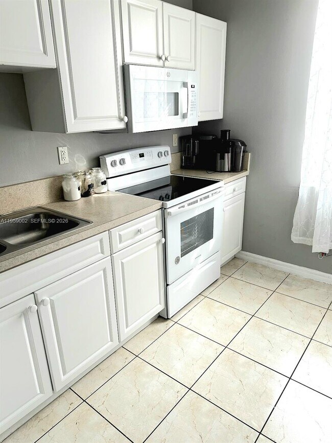 Building Photo - 741 SE 2nd St