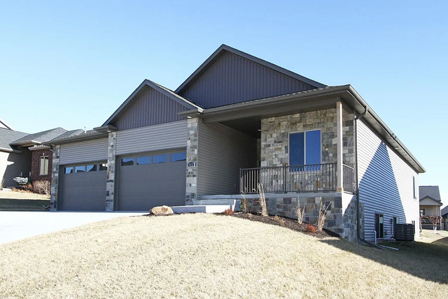 Building Photo - 5 Bedroom and 3 Bathroom House available J...