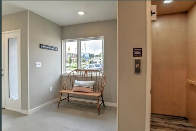 Building Photo - Stunning Furnished Townhouse in the South ...