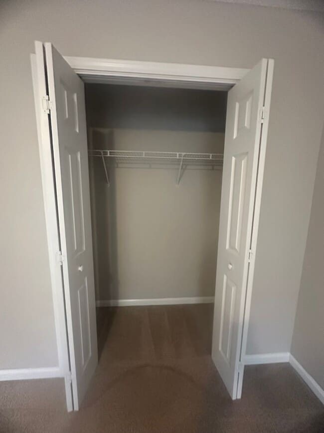 Building Photo - Foxhill Commons!!  NEW CARPET..1/2 OFF 1M RENT WITH 18M LEASE