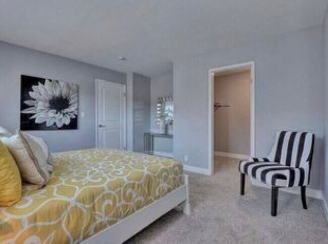 Building Photo - 910 Clinton St