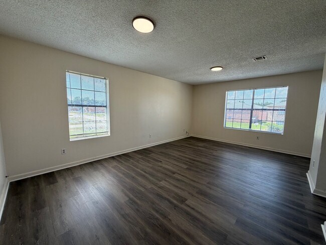 Building Photo - 501 Sweetbriar St
