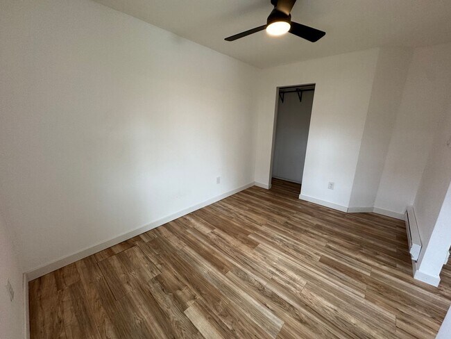 Building Photo - 512 W 10th St