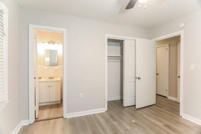 Building Photo - 3 Bedroom Center Point Home