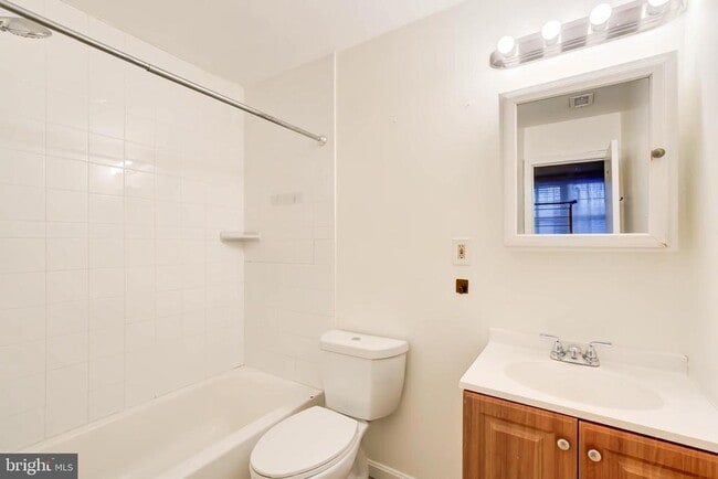 Building Photo - 900 24th St NW