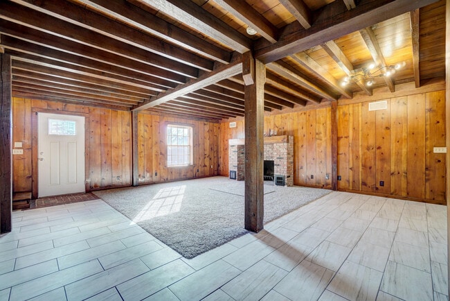 Building Photo - Beautiful 2 bed Ranch style home on 5 acres!