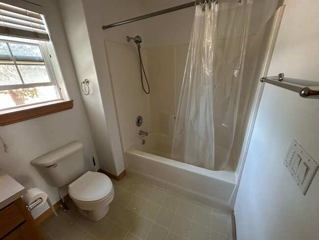 Building Photo - Bring the DOG! 3 Bdrm located in Westside Pines, All Appliances, Newer Paint In & Out, Double Gar...