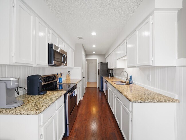 Building Photo - 2239 Highland Hills Dr