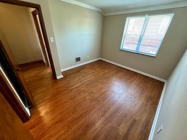Building Photo - 2 Bedroom - Grandview Area