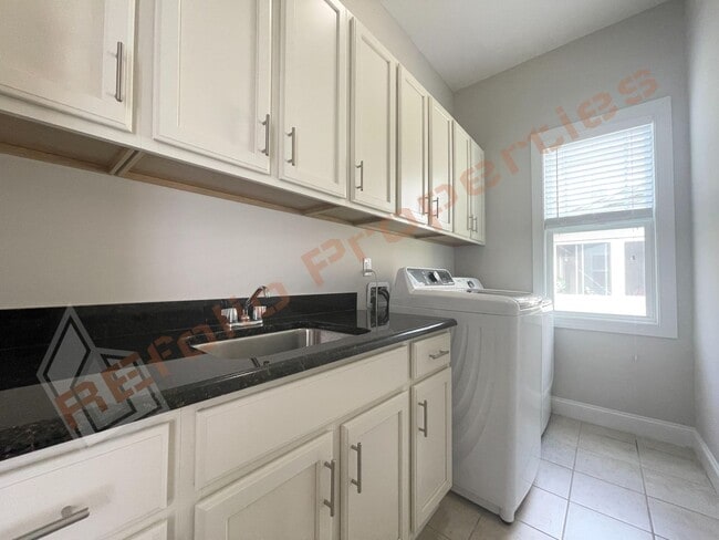 Building Photo - Lovely & Spacious 3 Bedroom, 2.5 Bathroom ...
