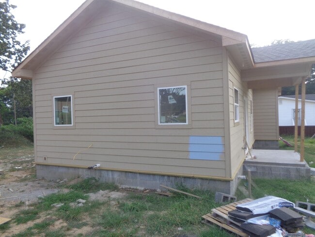 Building Photo - 1202 W 11th St