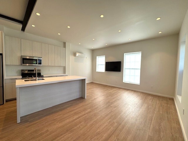 Building Photo - 784 Farmington Ave