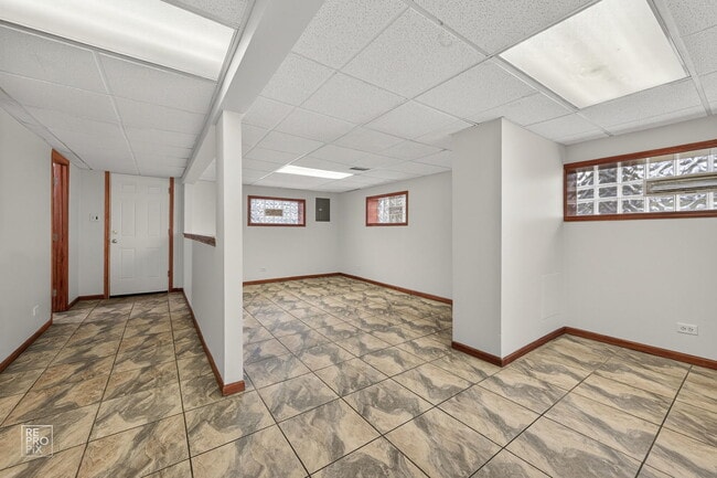 Building Photo - 502 E Memorial Rd