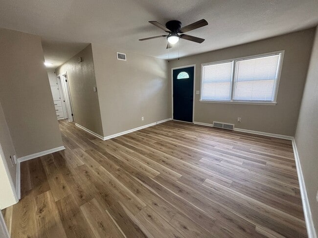 Building Photo - Stylishly Updated 3 Bedroom Home with Fresh Modern Finishes.