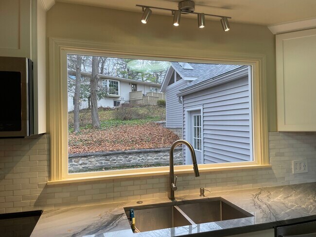 Building Photo - 206 Eastwood Ave