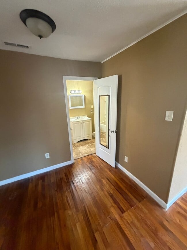 Building Photo - 1807 W Lincoln St