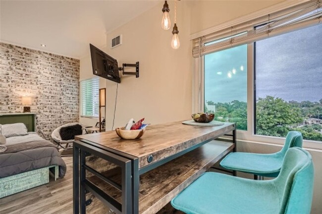 Building Photo - Charming Studio in San Diego