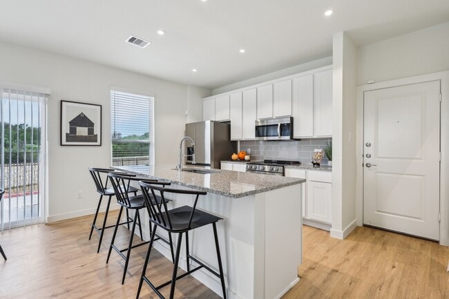 Building Photo - 615 Canvas Ave