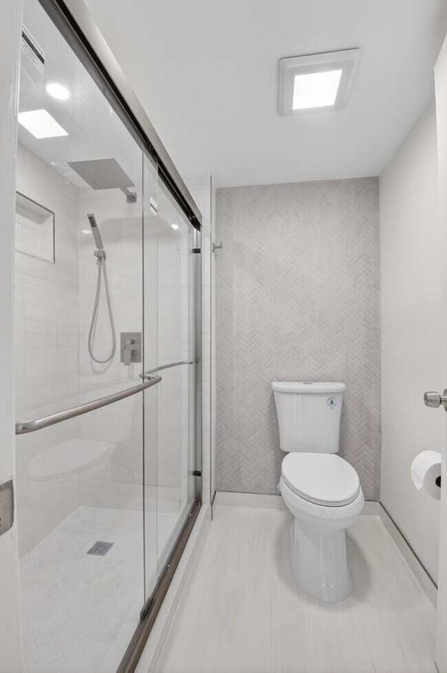 Building Photo - 6649 Somerset Dr