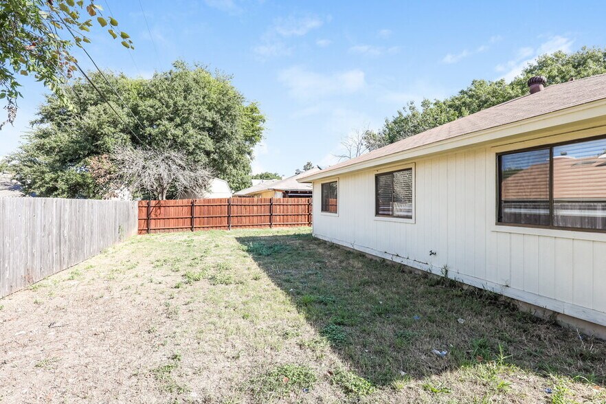 Building Photo - 907 Park Pl Blvd