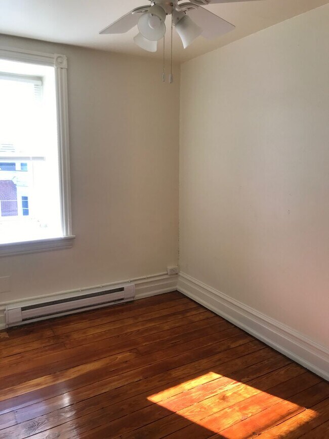 Building Photo - 139 N 10th St