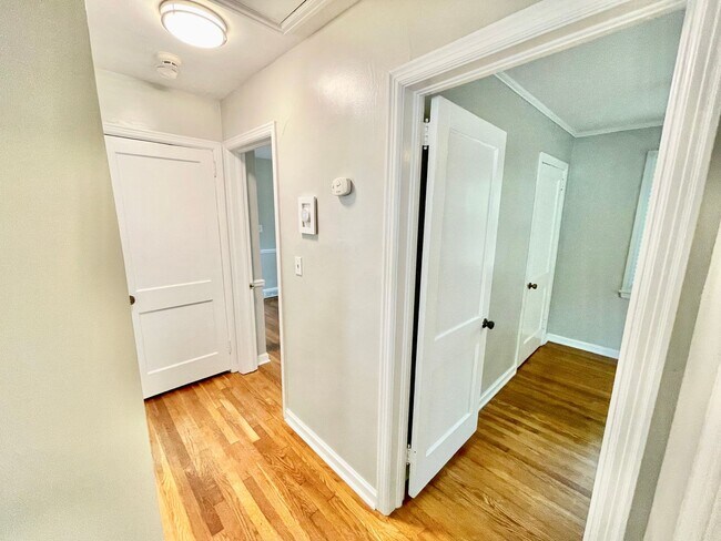 Building Photo - Beautiful 3 Bed 1 Bath Home Located near target shopping center off of Battleground in desirable ...