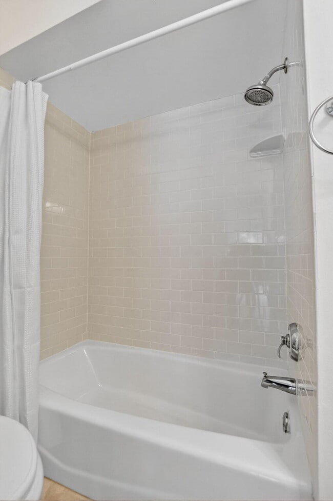 Building Photo - 708 Lago Rd