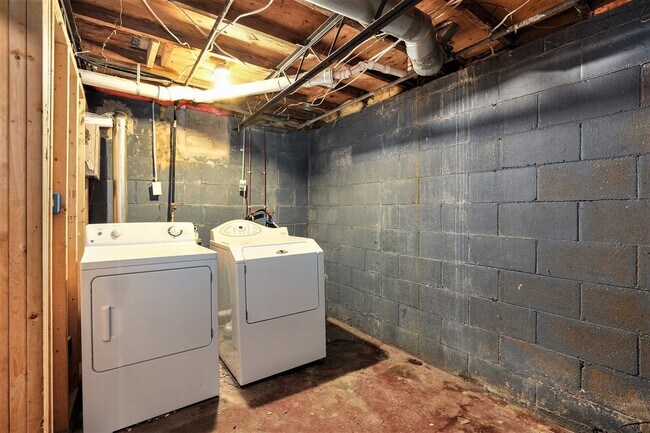 Building Photo - 3 Bedroom, 2 Bath Home in Grand Rapids! Available Now- Includes Washer and Dryer!