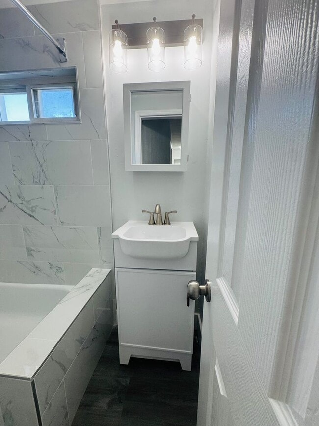 Building Photo - Newly Remodeled 2bd/1 House with Private R...