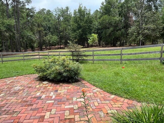 Building Photo - 3 Bedroom, 2 Bath home w/2 Car Garage on 5...