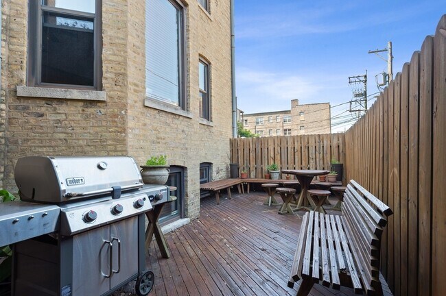Building Photo - 4011 N Kenmore Ave