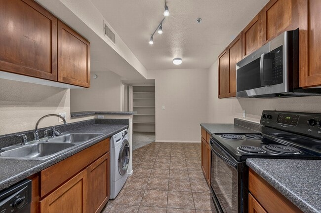 Building Photo - Move-In Ready 2-Bed Condo in The Arbors