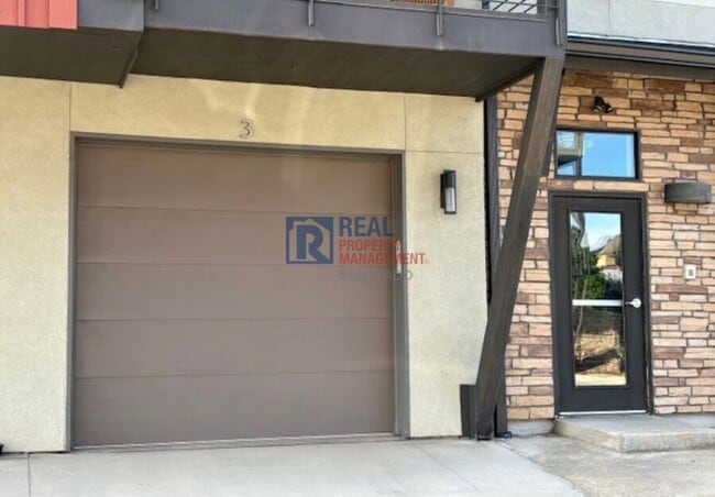 Building Photo - 2241 Limon Dr